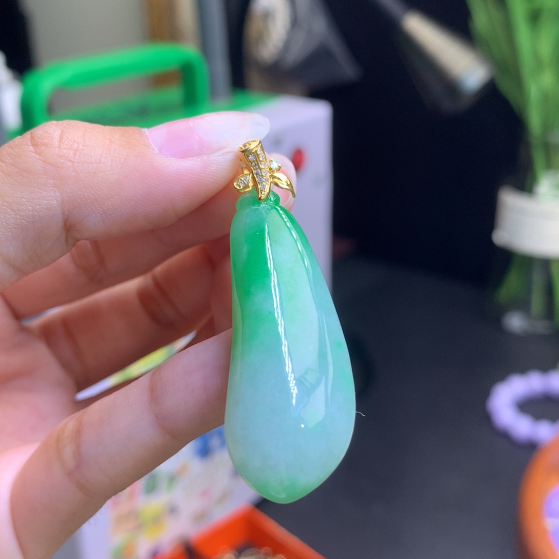 翡翠18K金镶嵌颈饰