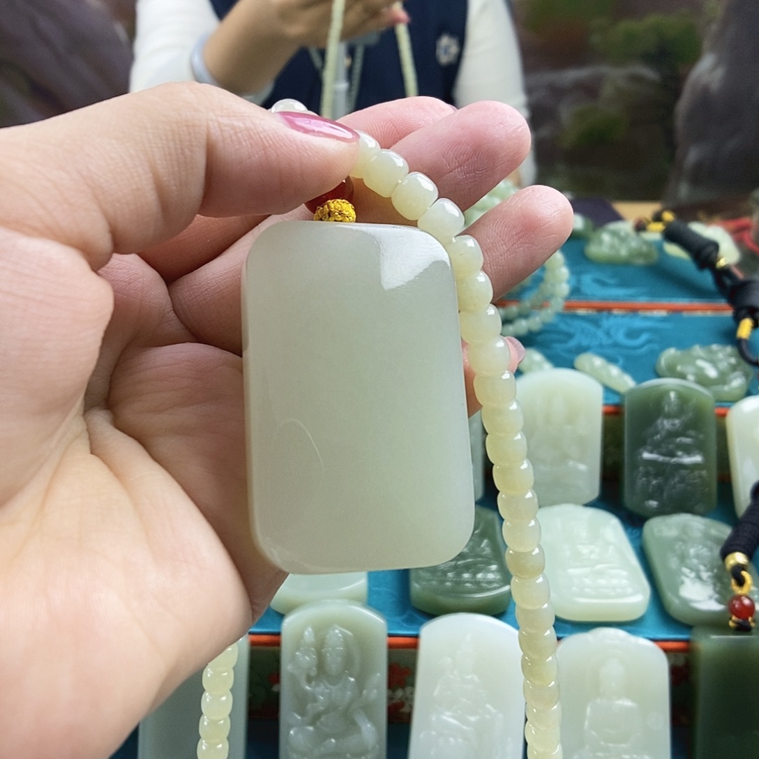 阿***明和田玉未镶嵌颈饰