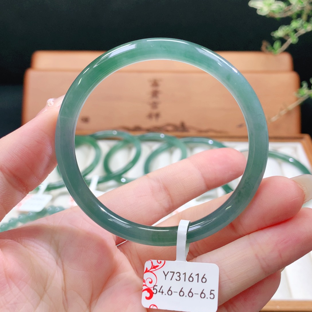 翡翠手镯未镶嵌天然