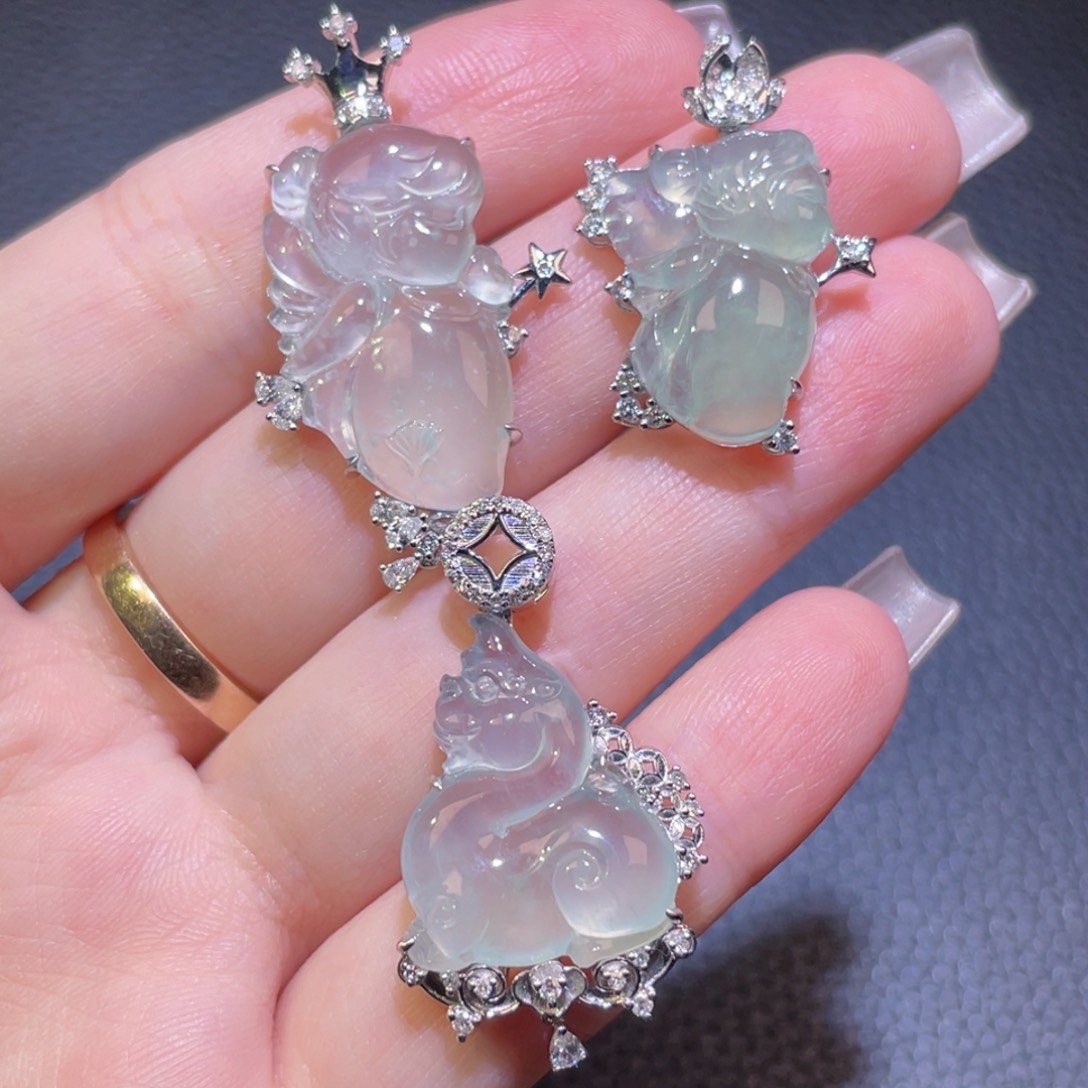 翡翠18K金镶嵌颈饰裸石