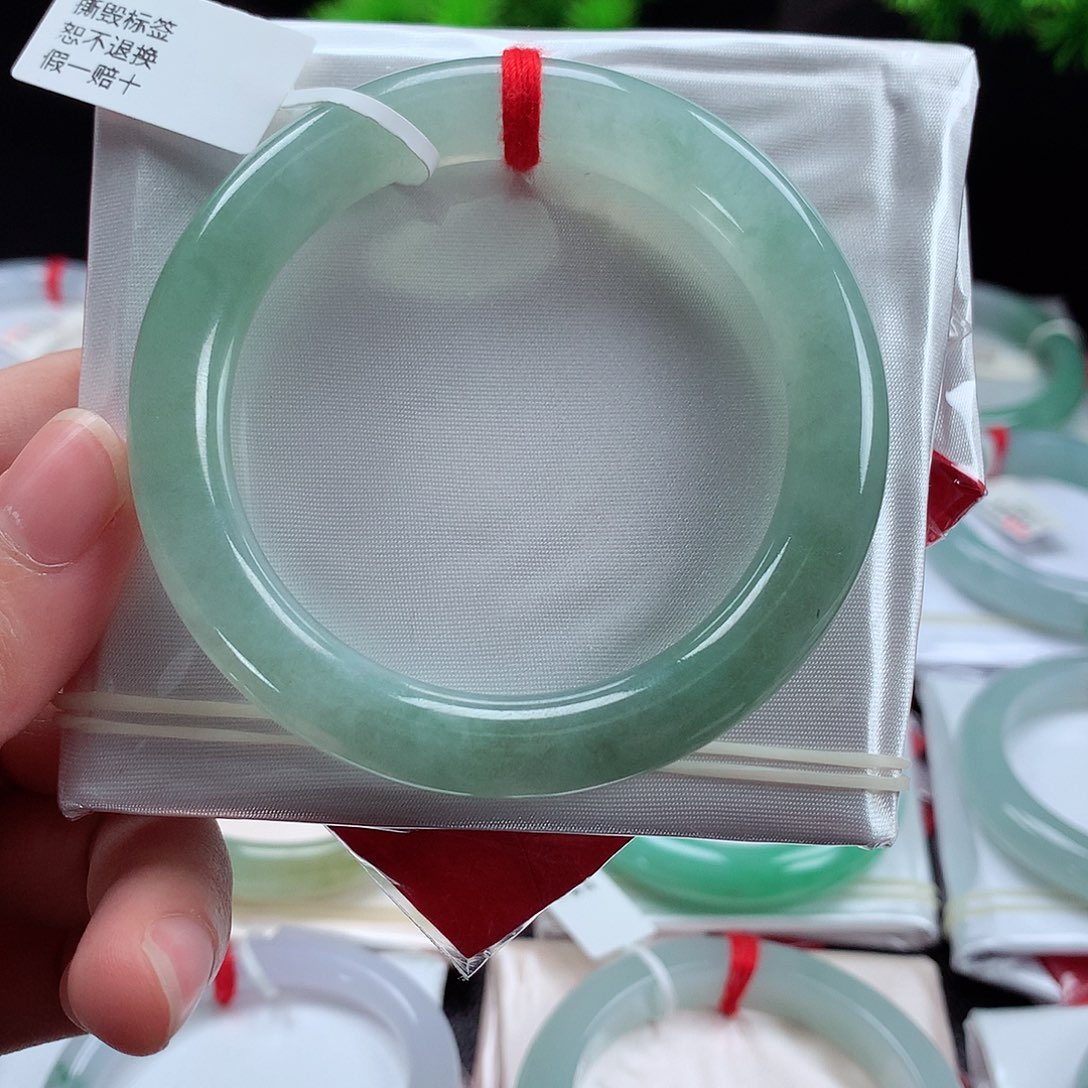 翡翠手镯未镶嵌翡翠