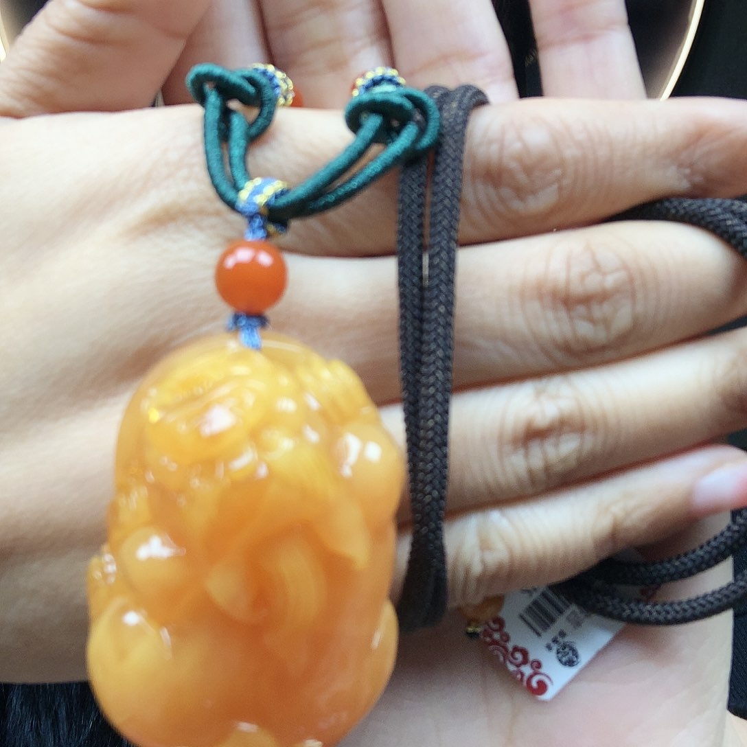 蜜蜡颈饰未镶嵌徐***英吊坠
