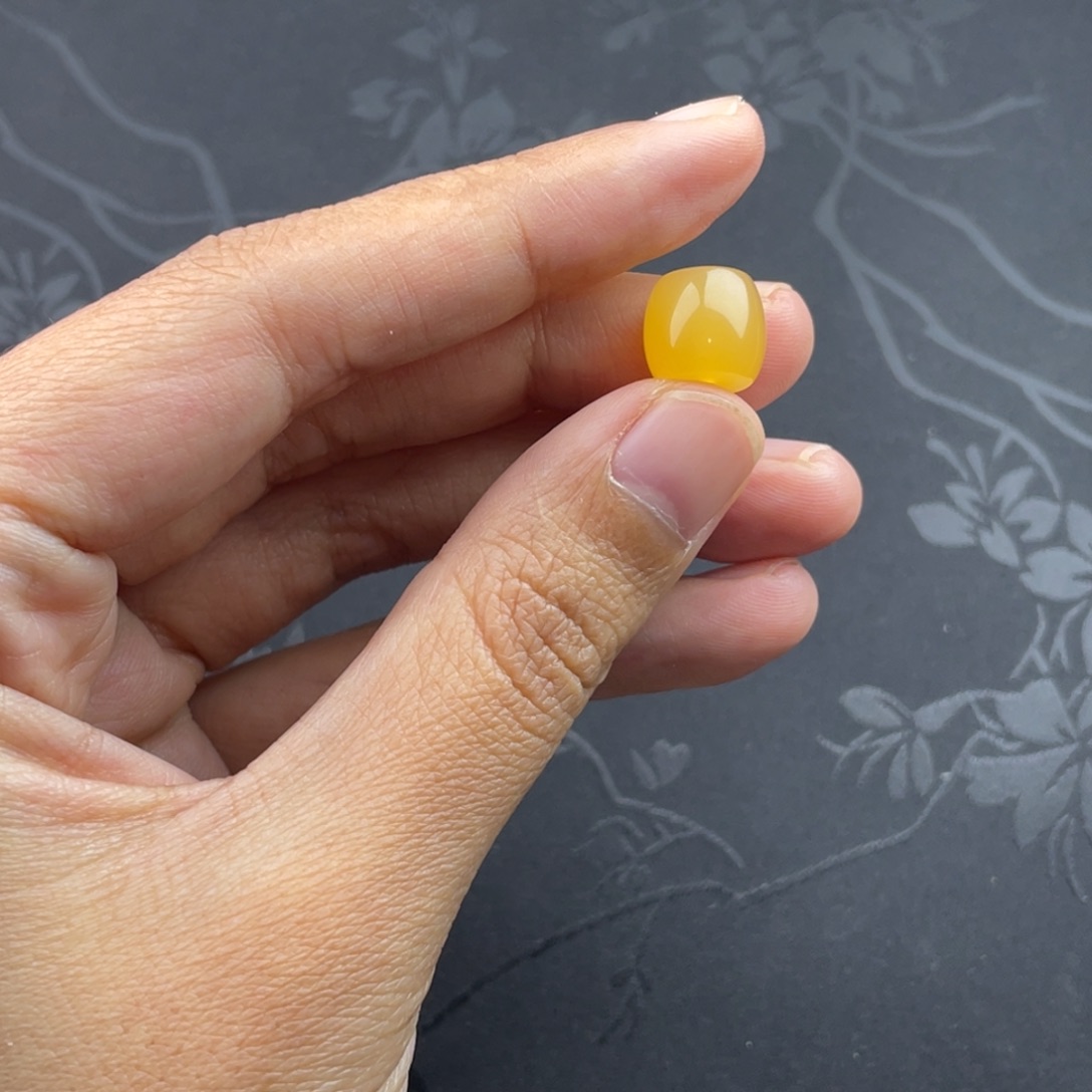 小***塞石英质玉（缅黄）未镶嵌颈饰