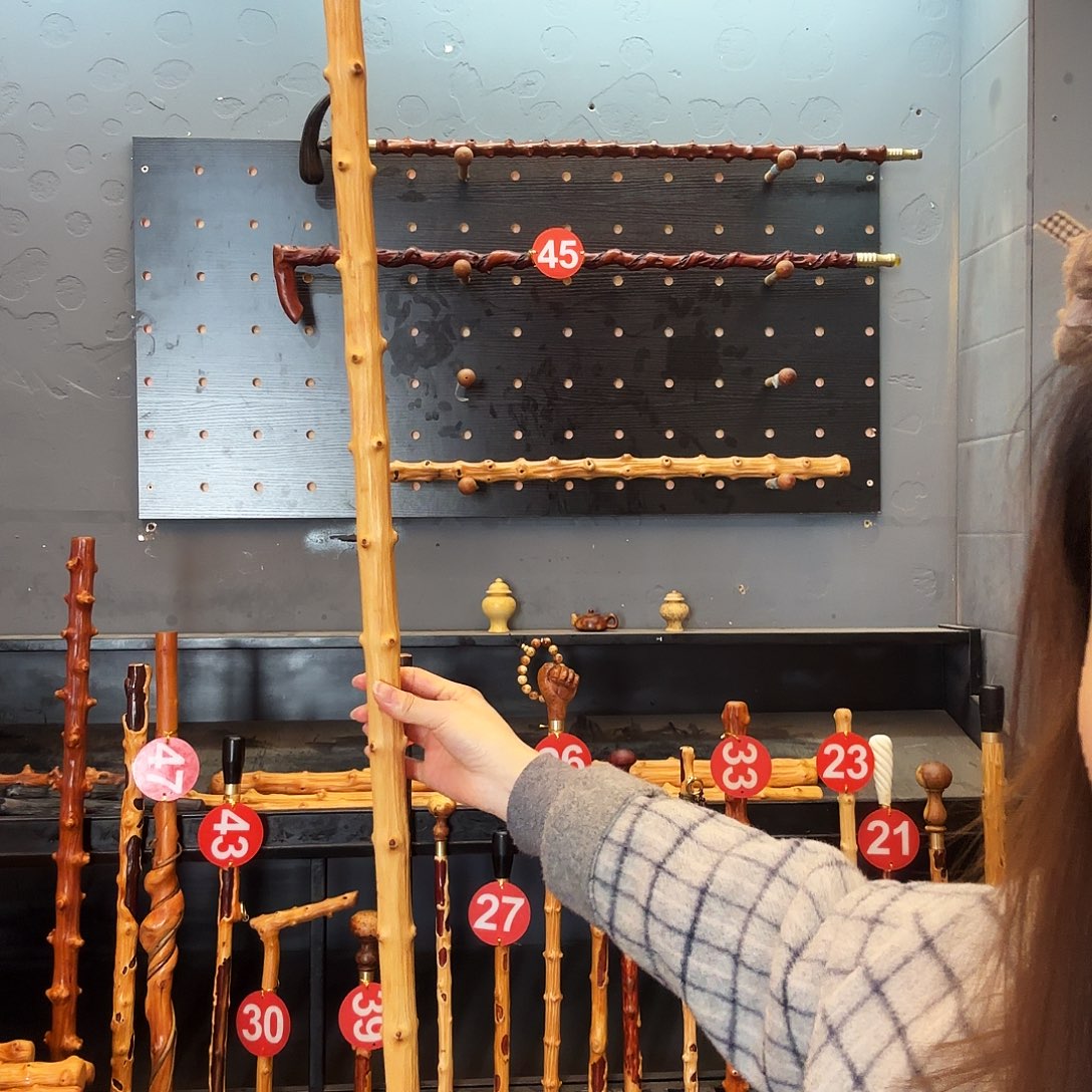 汪***生128公分左右长，长棍