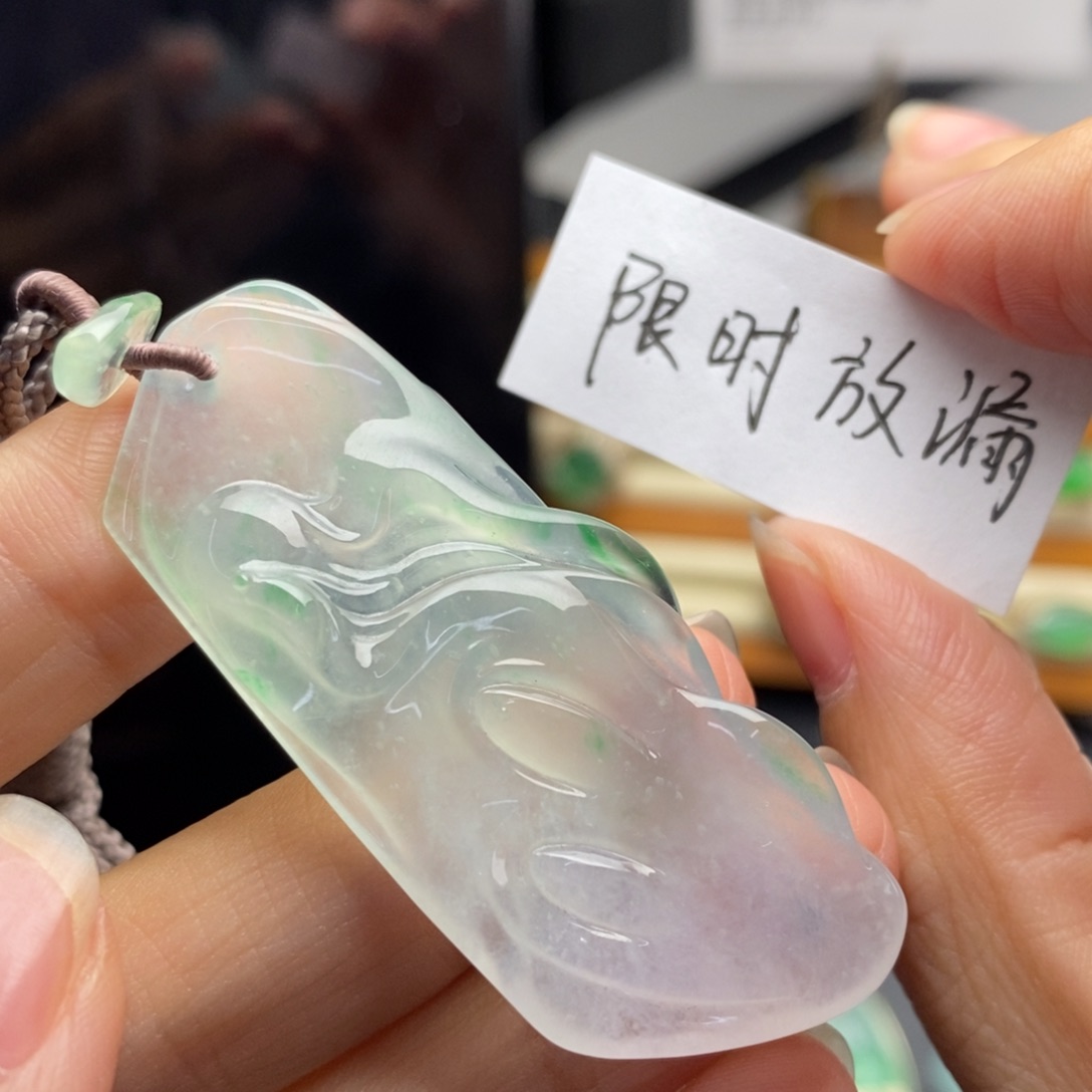 定制翡翠未镶嵌    春彩双鱼。如鱼得水