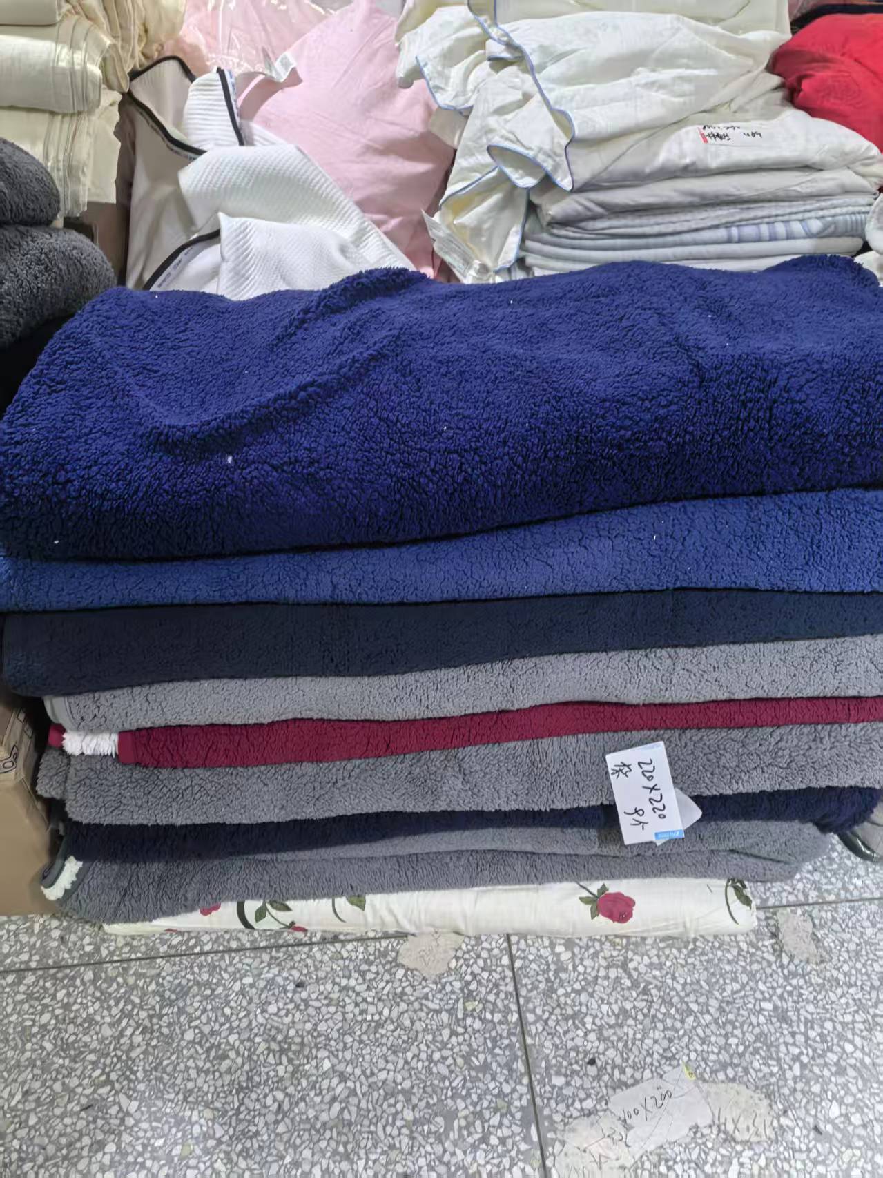 《厚广家》3楼220×220杂款双面羊羔绒毯子 发1张，不挑色