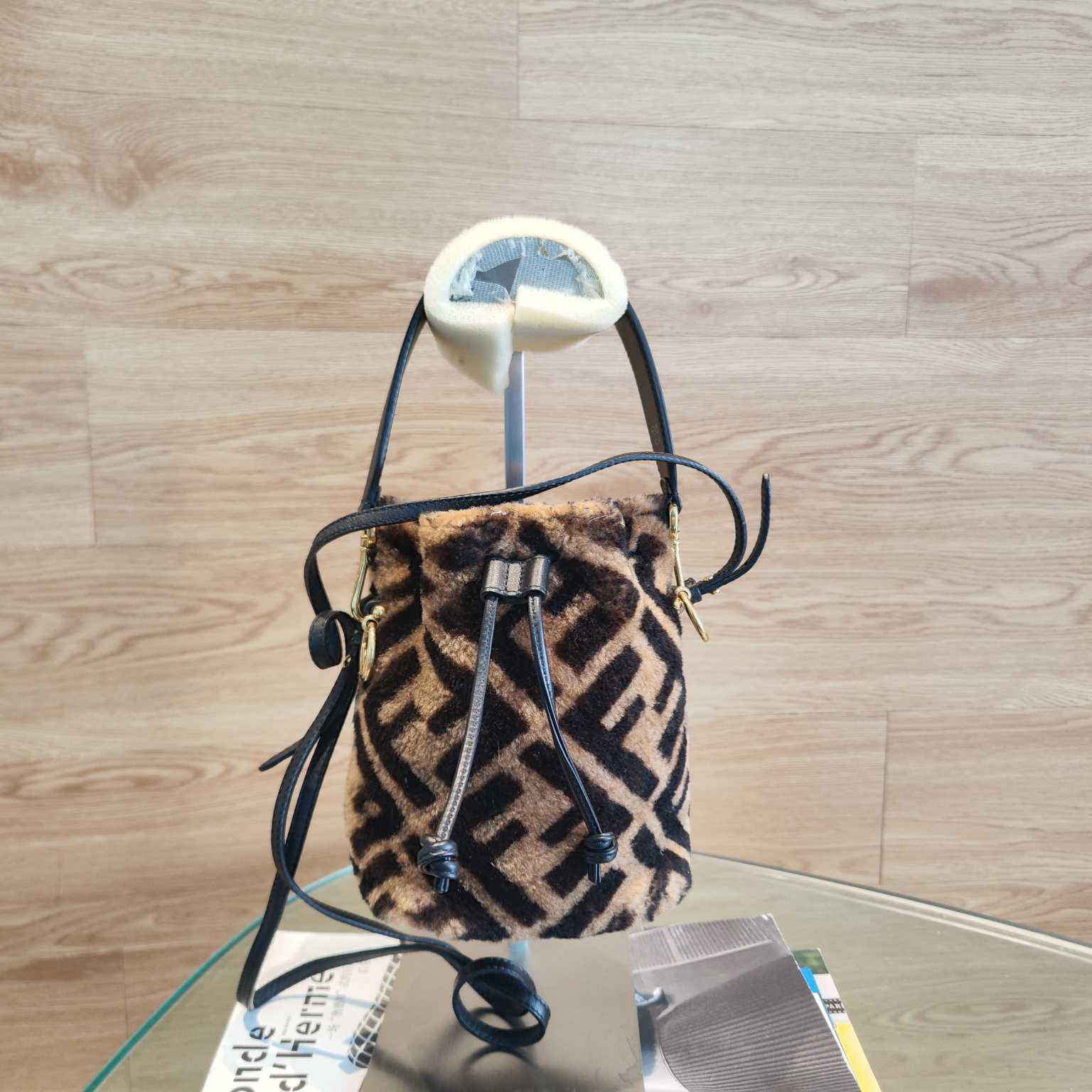99新 FENDI/芬迪 Fendi芬迪棕色满logo毛绒水桶包 US5111719