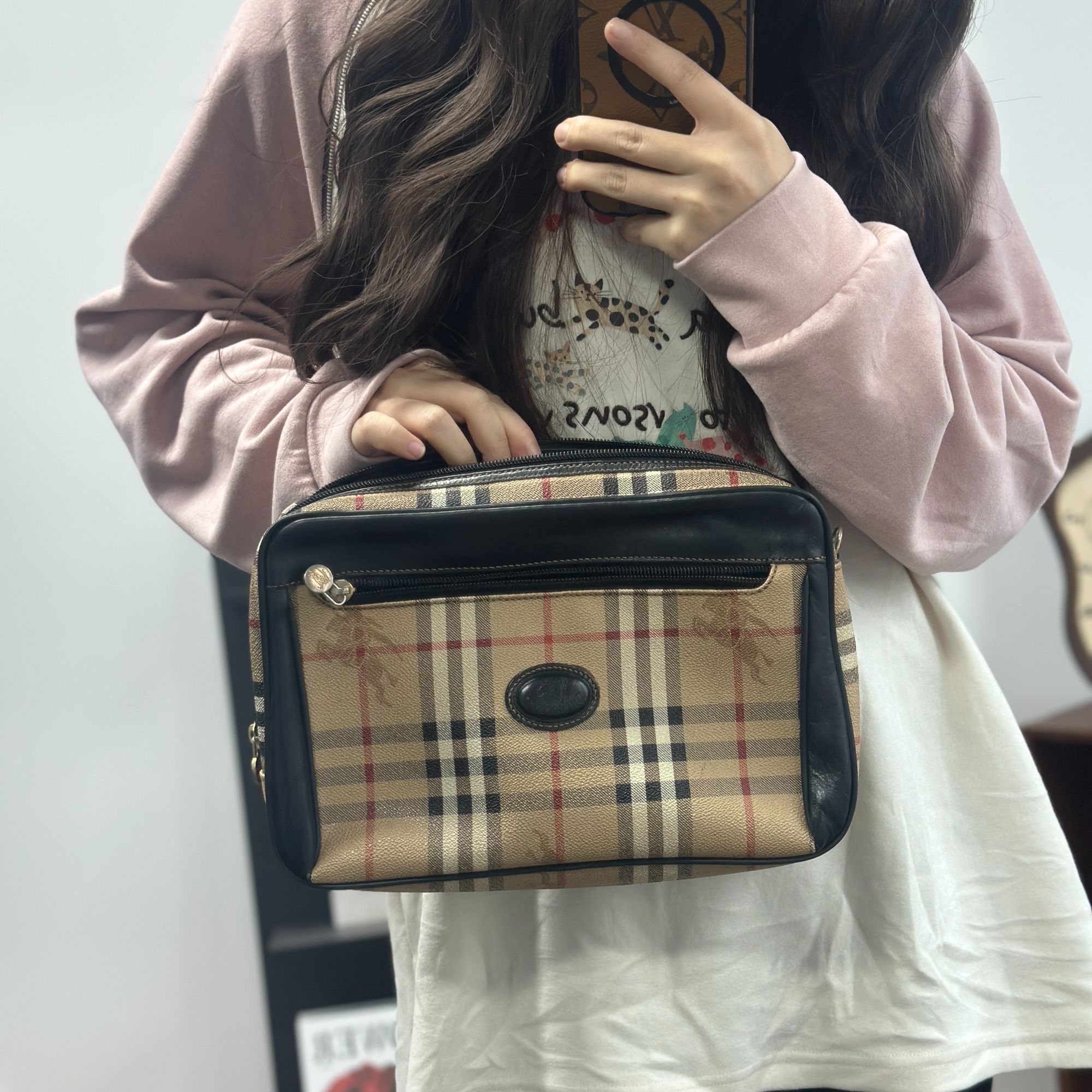 95新 BURBERRY/博柏利 黑色战马相机手拿包/jm360