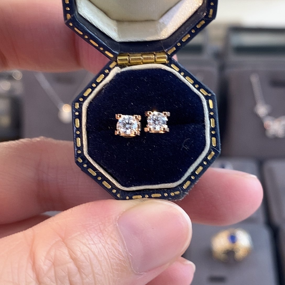 戒托18K金镶嵌钻石牛头款耳钉