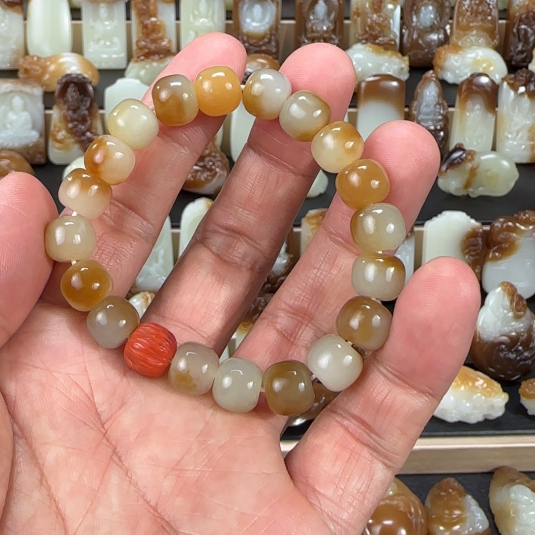 和田玉（糖玉）颈饰未镶嵌咕****噜