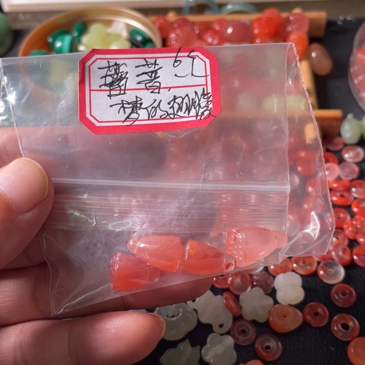 颈饰未镶嵌南红玛瑙蔷****膀