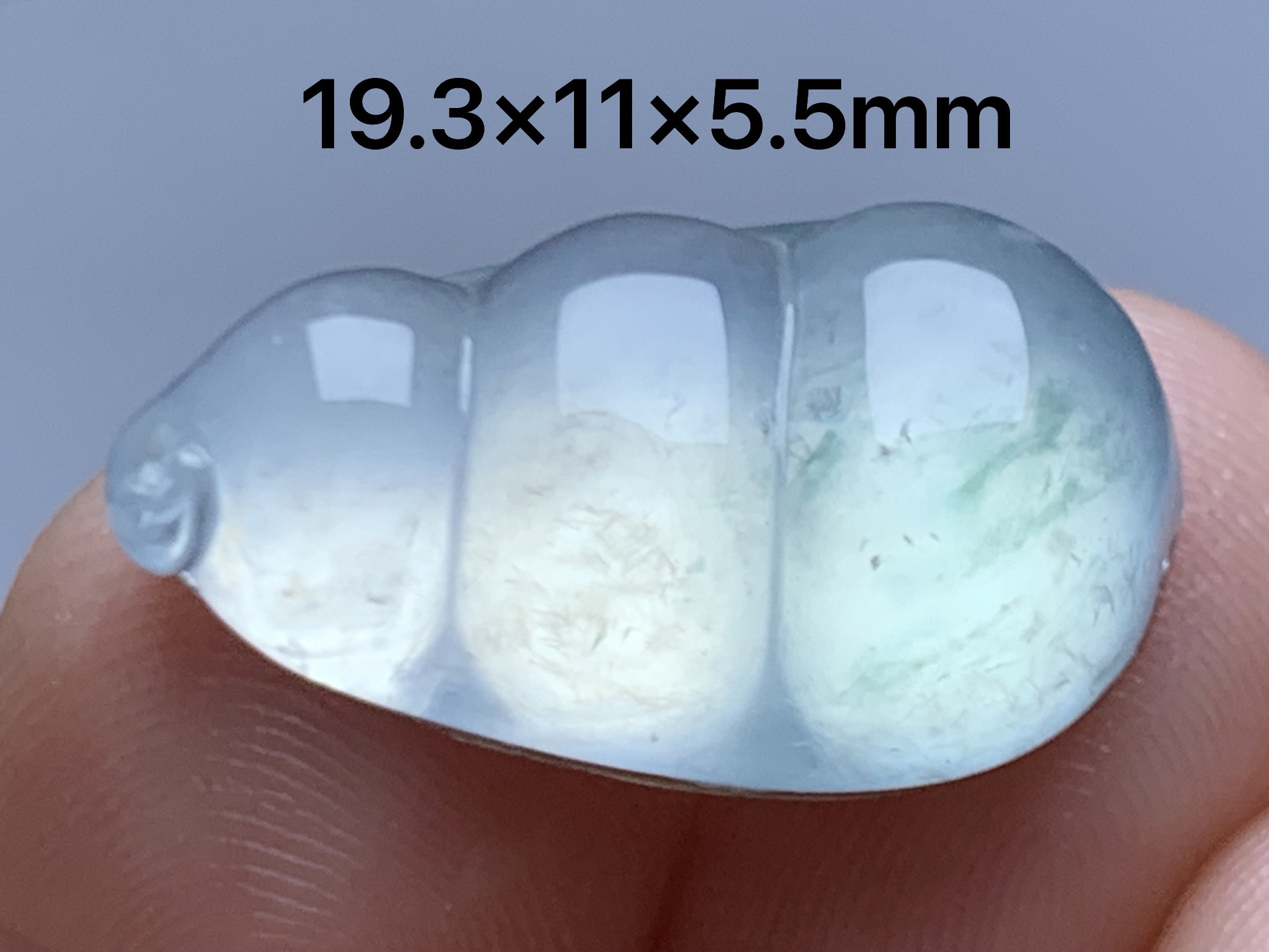 缅甸A货翡翠，高冰飘彩胖福豆，雕工精赞，种老水润，胶感十足，