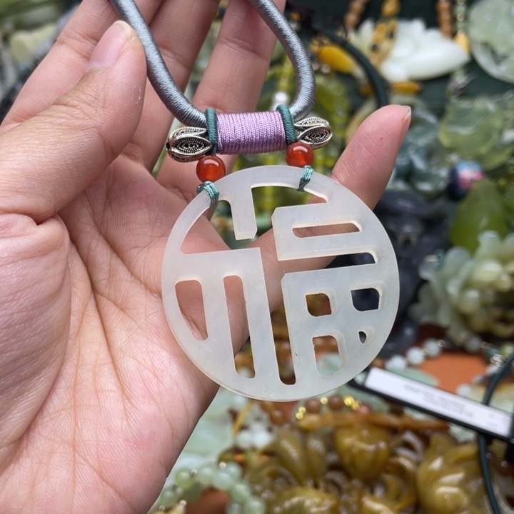 蛇纹石玉吊坠合金