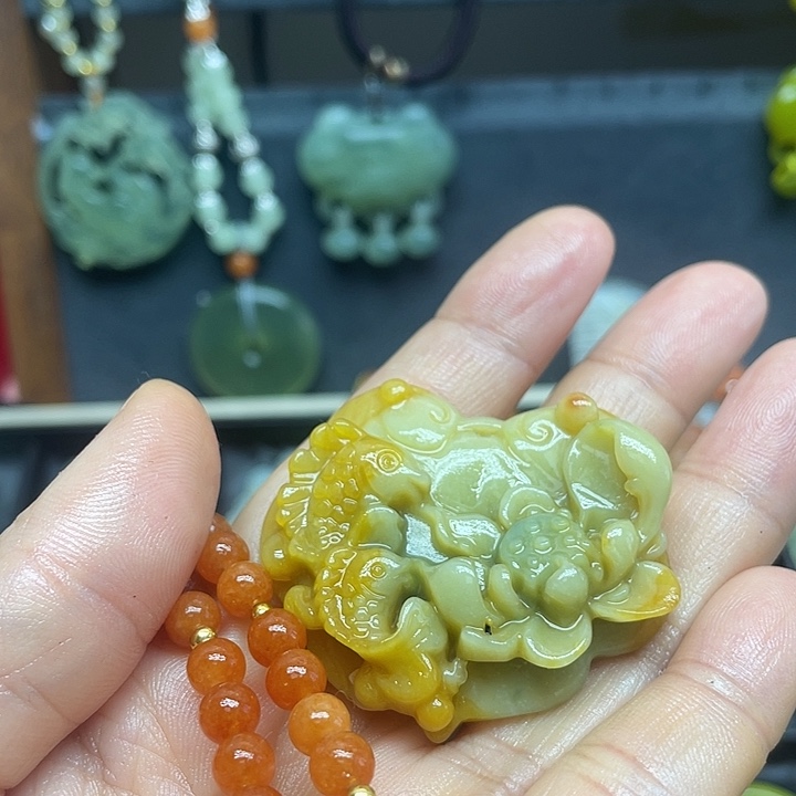 未镶嵌蛇纹石玉颈饰《****佛