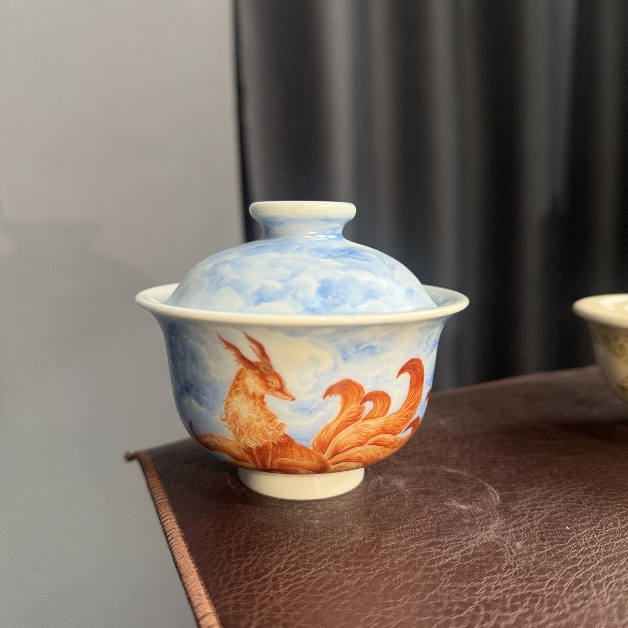 微瑕福利釉上九尾狐元宝盖碗150cc