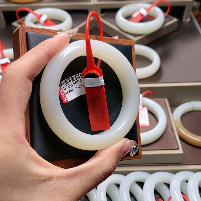 【闪购商品】和田玉手镯未镶嵌快****。