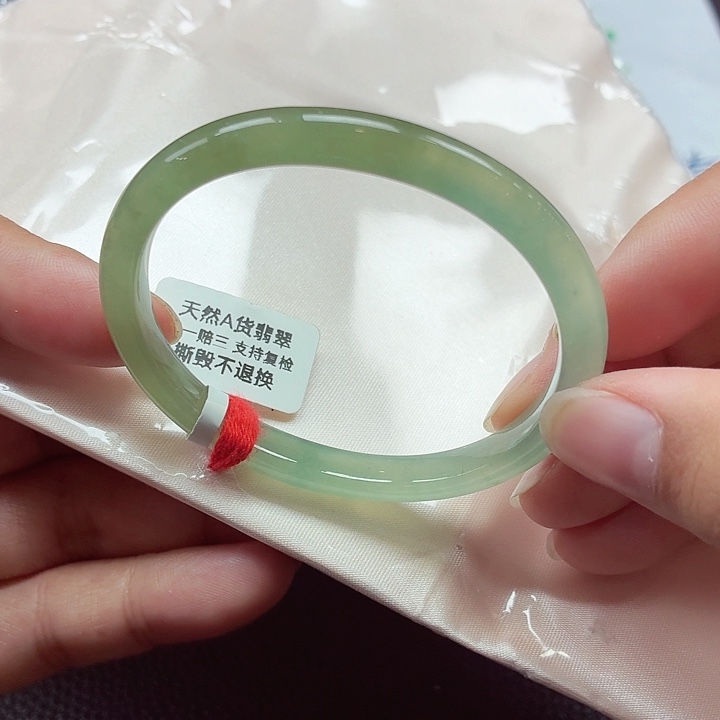 翡翠未镶嵌手镯（贵妃镯）天然缅甸A货翡翠（炸光）完美
