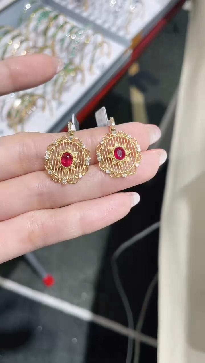 18K金镶嵌天然红宝石吊坠 多样性发其一