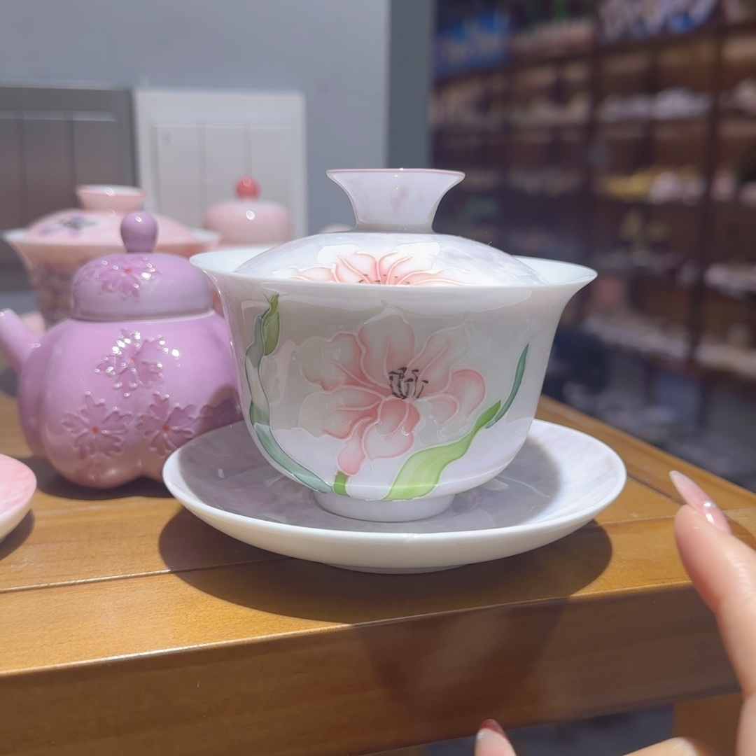 茶杯的设计是用小勺子放