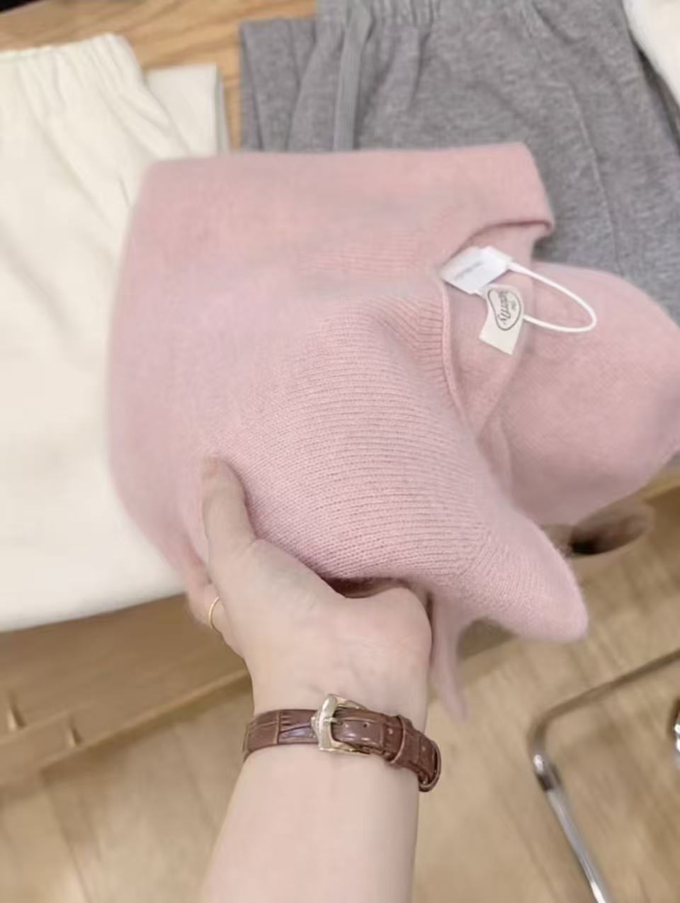 七言家巨好看！新品#奶昔粉卷边无缝插肩袖软糯毛衣7