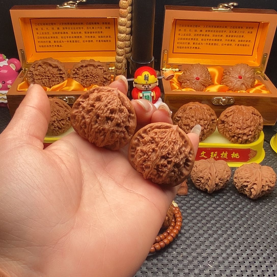 桃核把件40水龙纹。     小精对