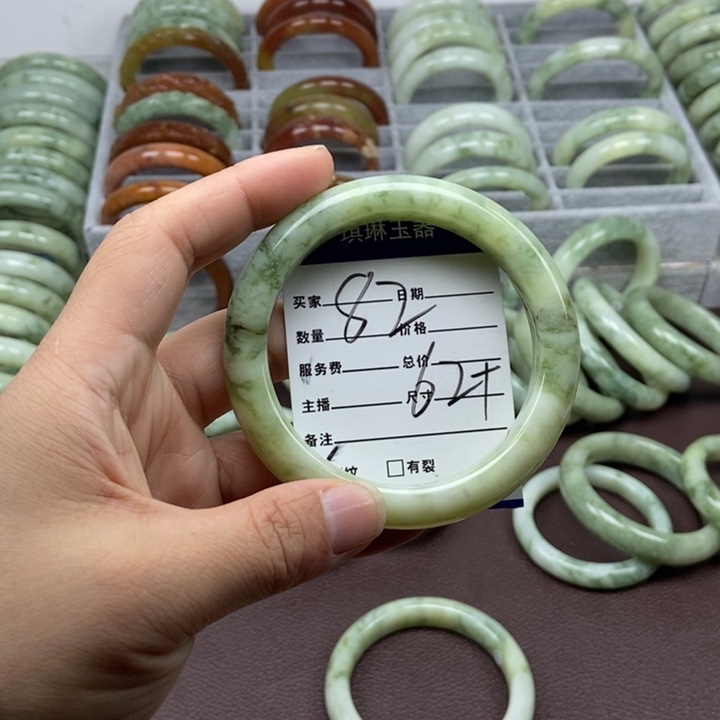 蛇纹石玉手镯未镶嵌