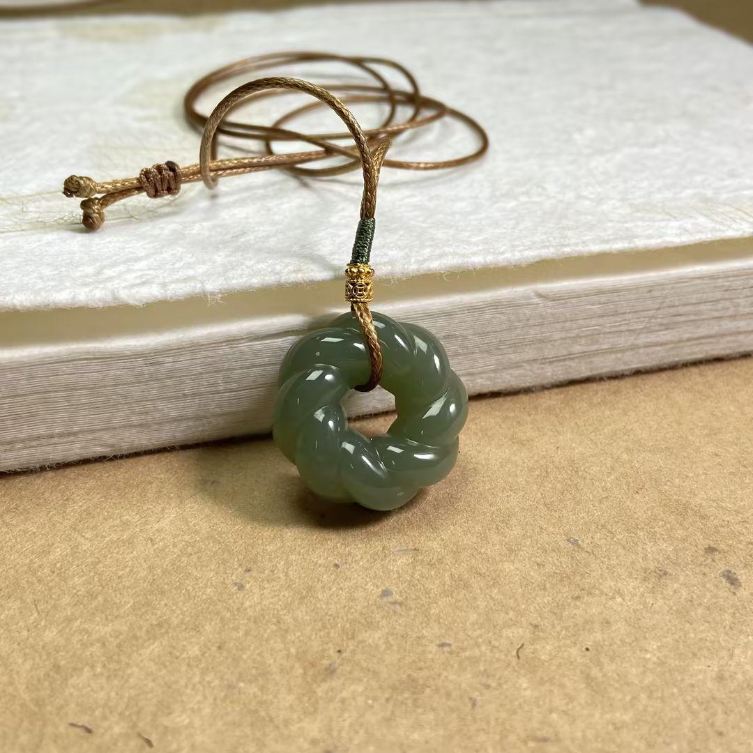 【央央好物专属】和田玉鸭蛋青麻花扣吊坠（多样性发一）B52009