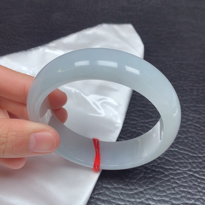 翡翠手镯未镶嵌。