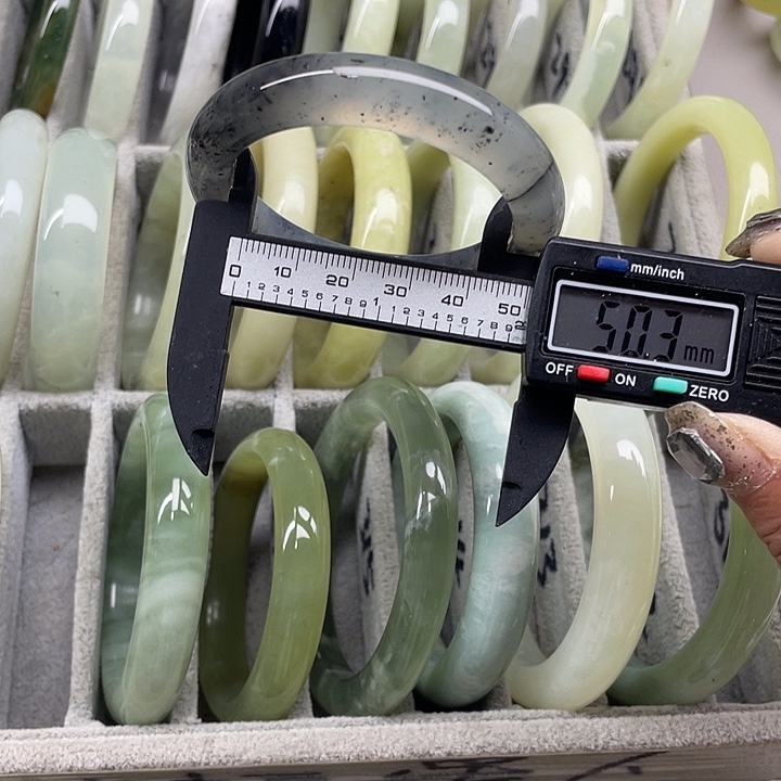 蛇纹石玉未镶嵌手镯302