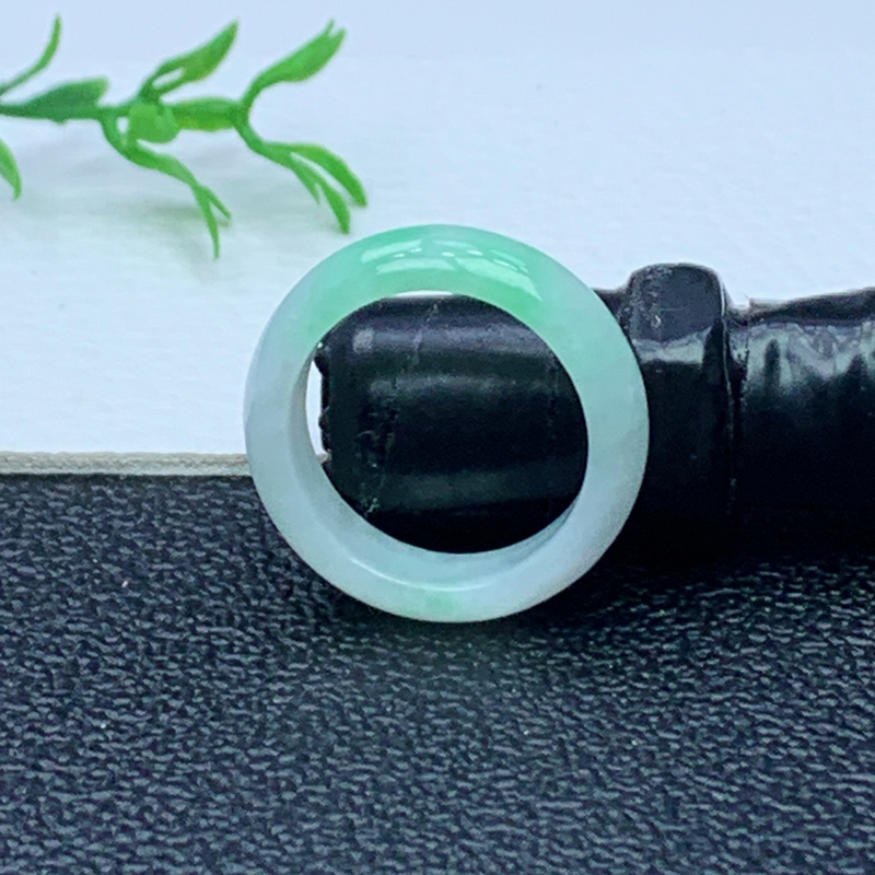 缅甸天然A货翡翠  飘绿素面戒指 内径16 mm 编号241