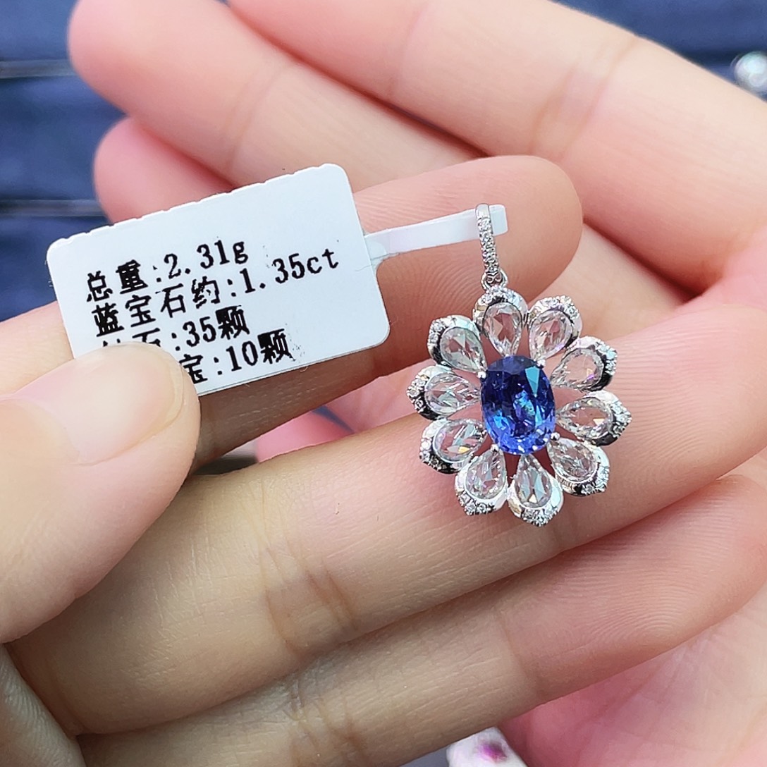 颈饰18K金镶嵌蓝宝石1.35克拉