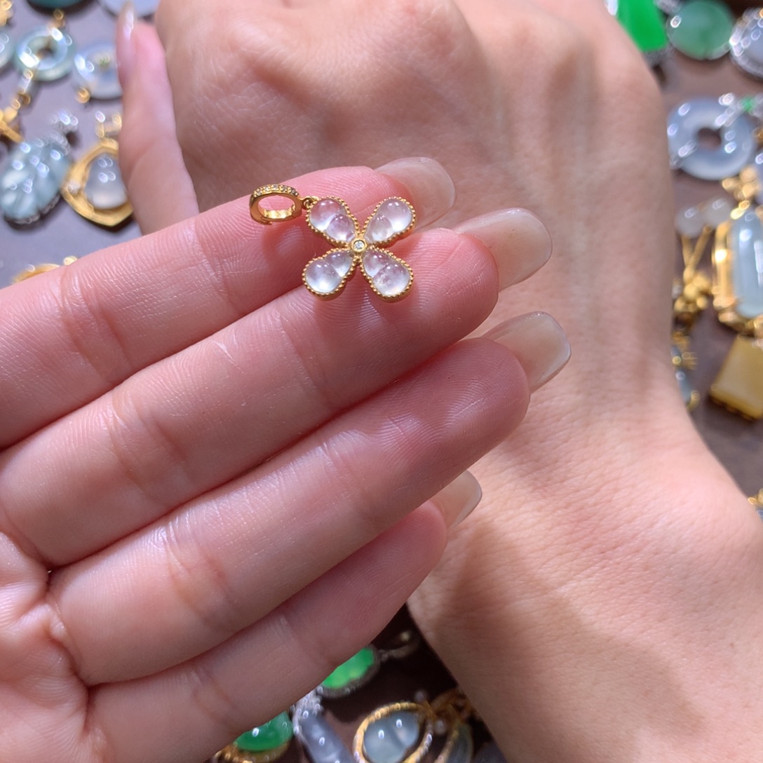 哇***嘉翡翠18K金镶嵌颈饰翡翠