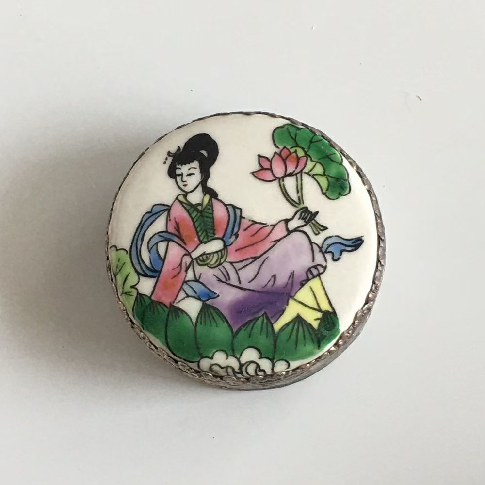 （010c）5678创汇出口白铜鎏银镶嵌手绘彩绘仕女老瓷板画首饰盒