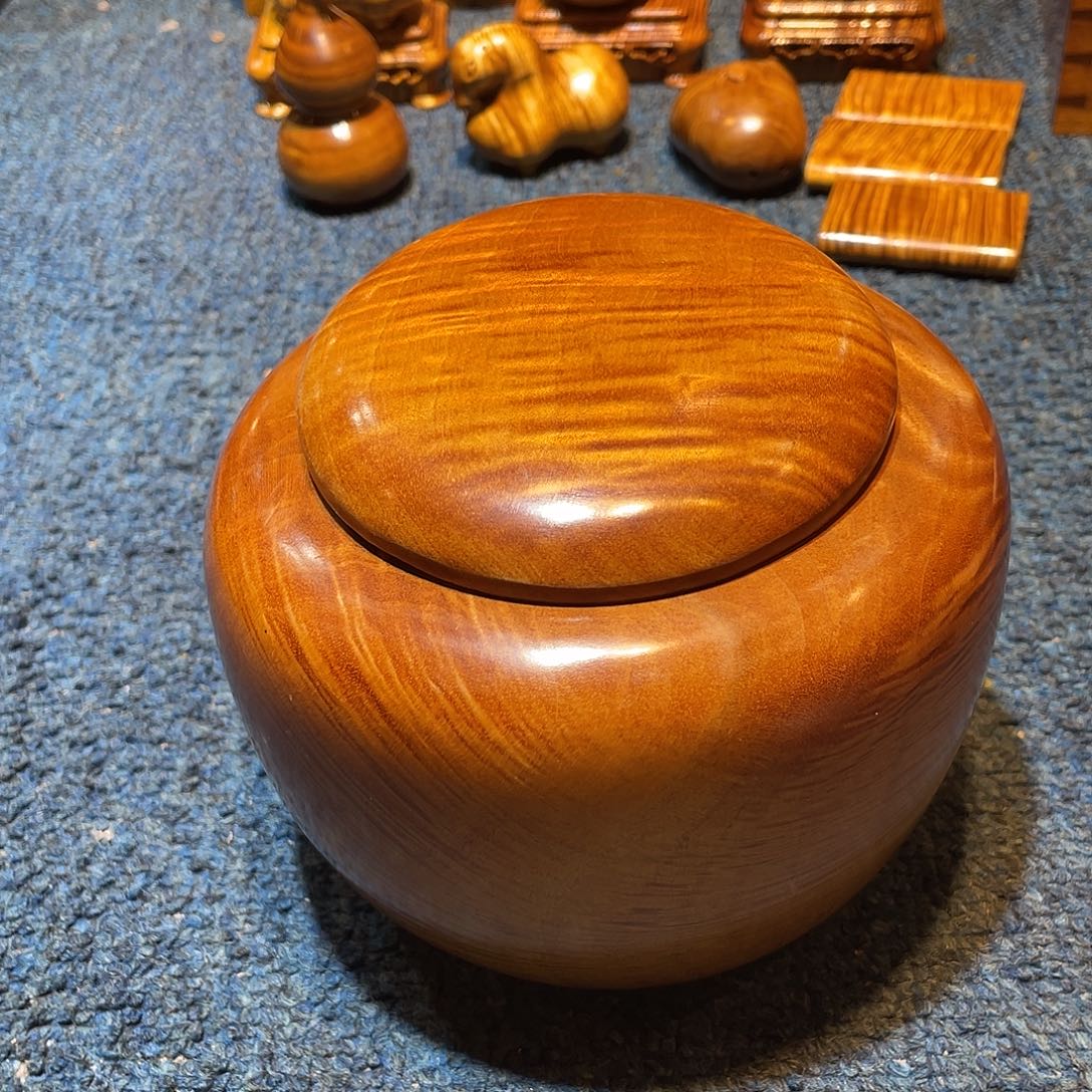 金丝楠金丝楠木茶叶罐。