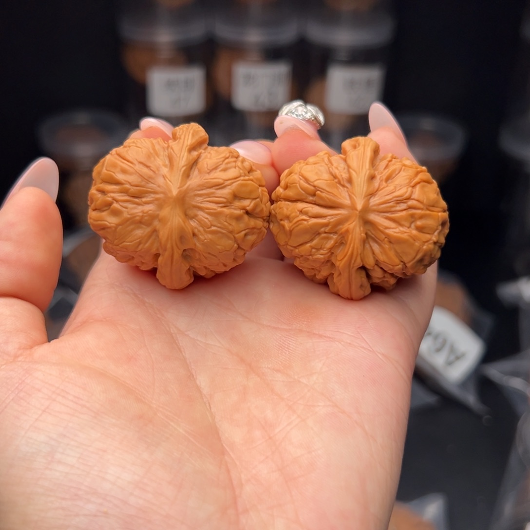 文玩核桃吊坠向**行甲骨纹