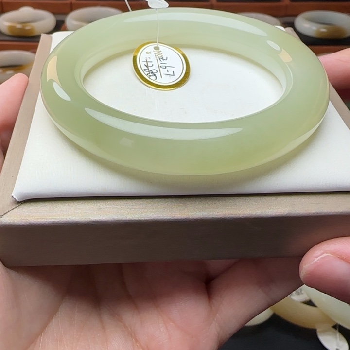 和田玉未镶嵌手镯茶晴渐变青提肉56.1胖圆条