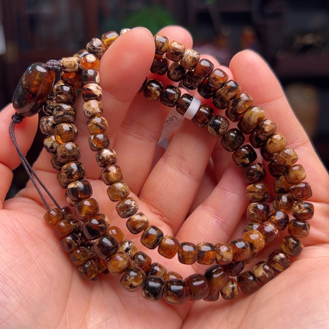 琥珀裸石未镶嵌抚顺琥珀30333。