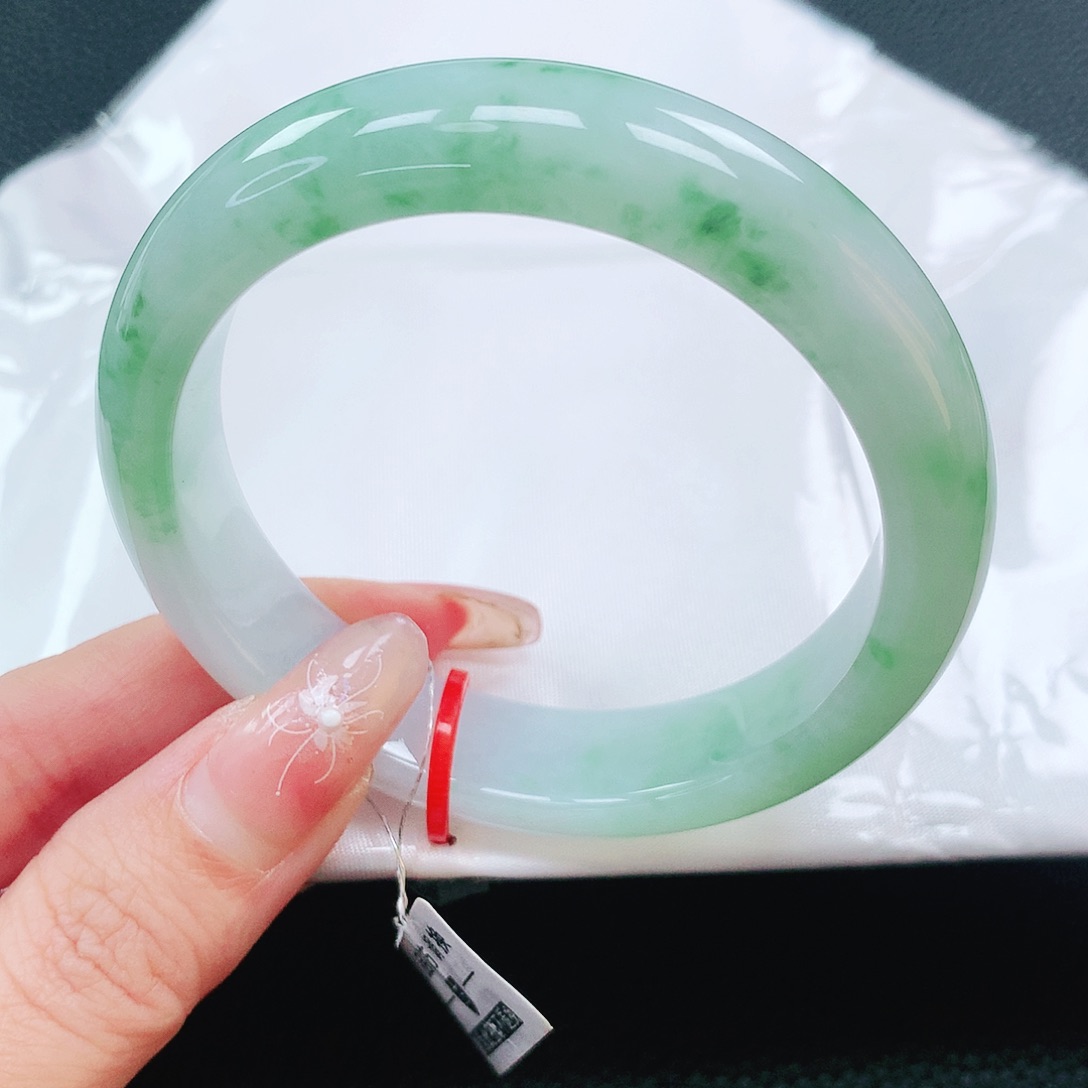 翡翠手镯未镶嵌54圈
