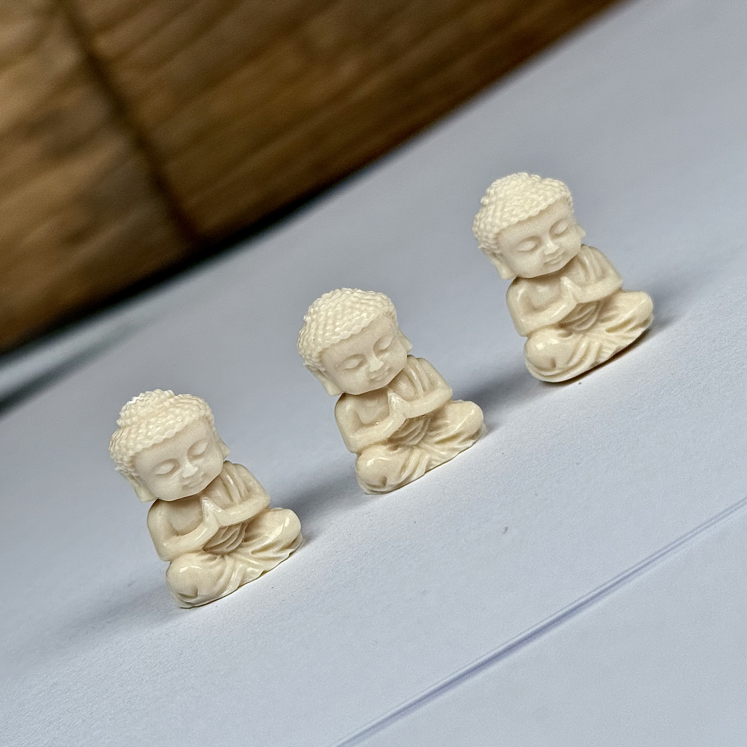 A048-O天然猛犸牙 雕刻宝宝佛约14×21mm随机一个发货