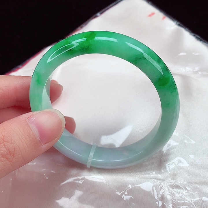 翡翠手镯未镶嵌翡翠