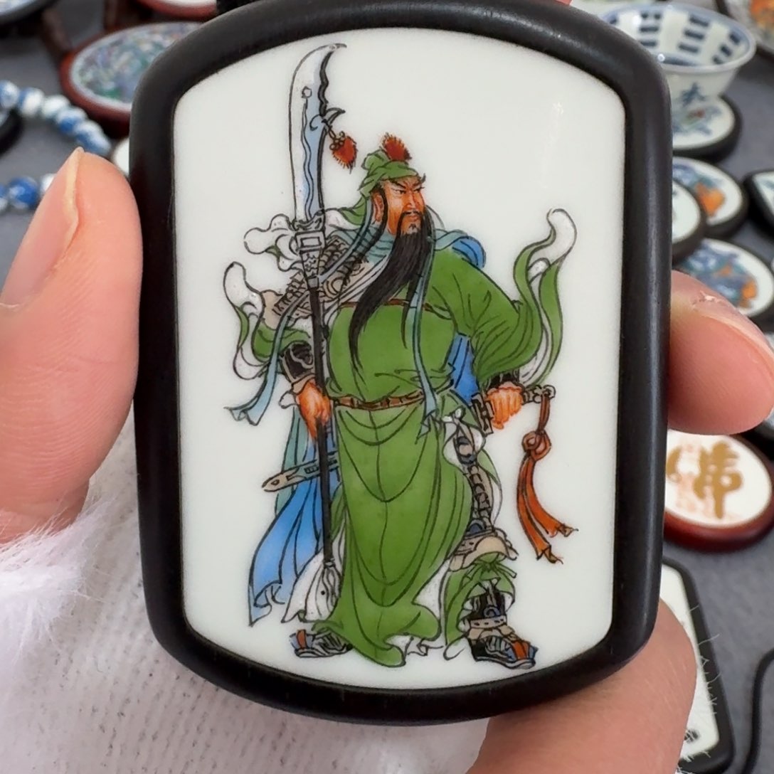 瓷片南**雁关公挂件一个