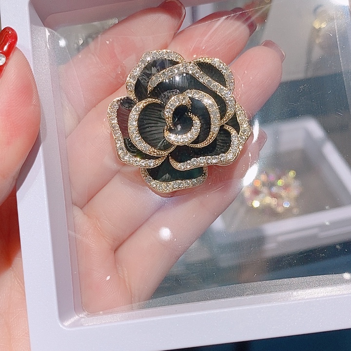 锆石铜合金黑色山茶花胸针