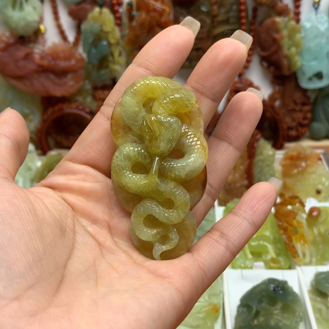 蛇纹石玉颈饰未镶嵌