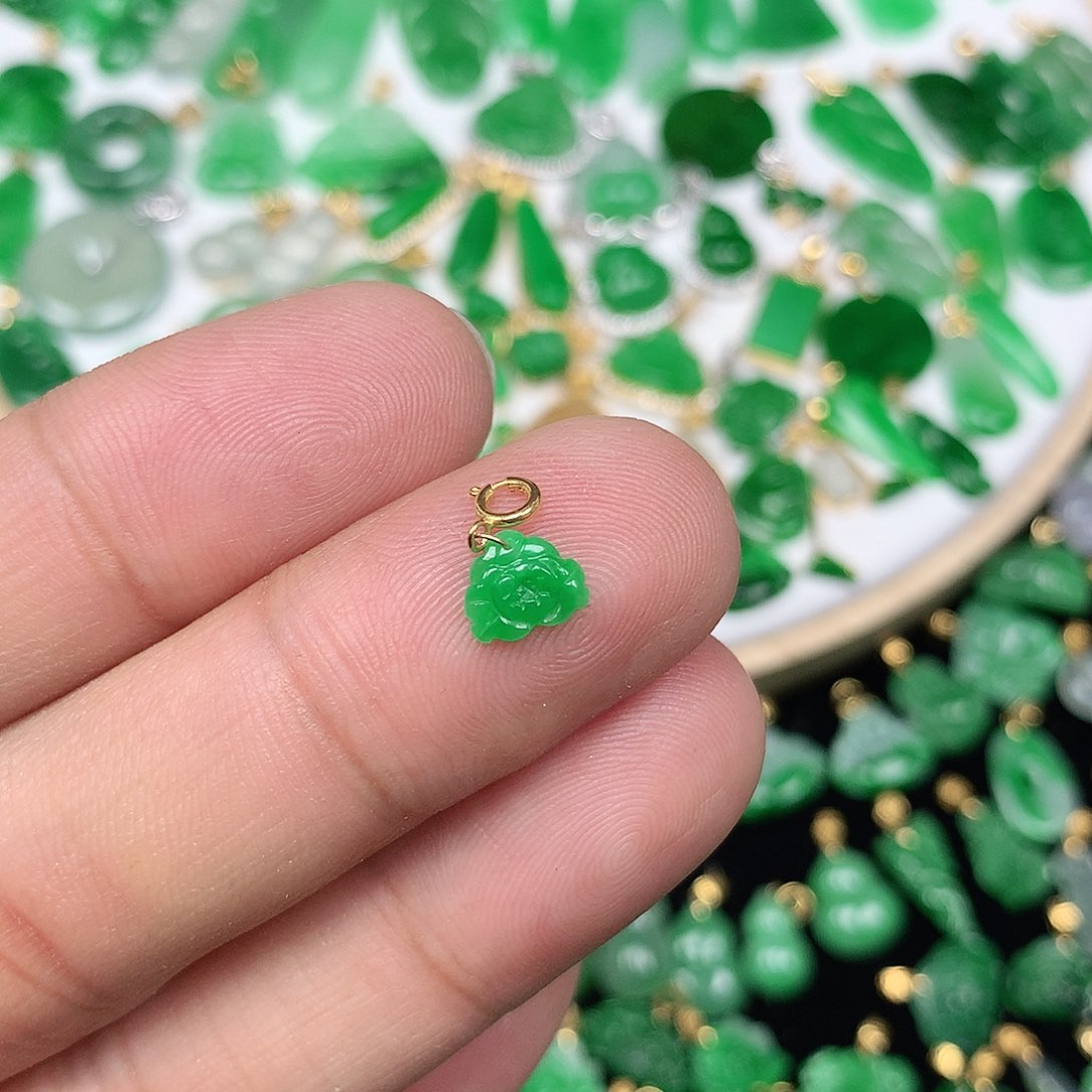 翡翠配石18K金扣 小巧精美阳绿迷你小莲花