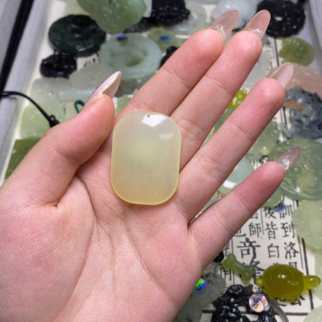 蛇纹石玉颈饰未镶嵌