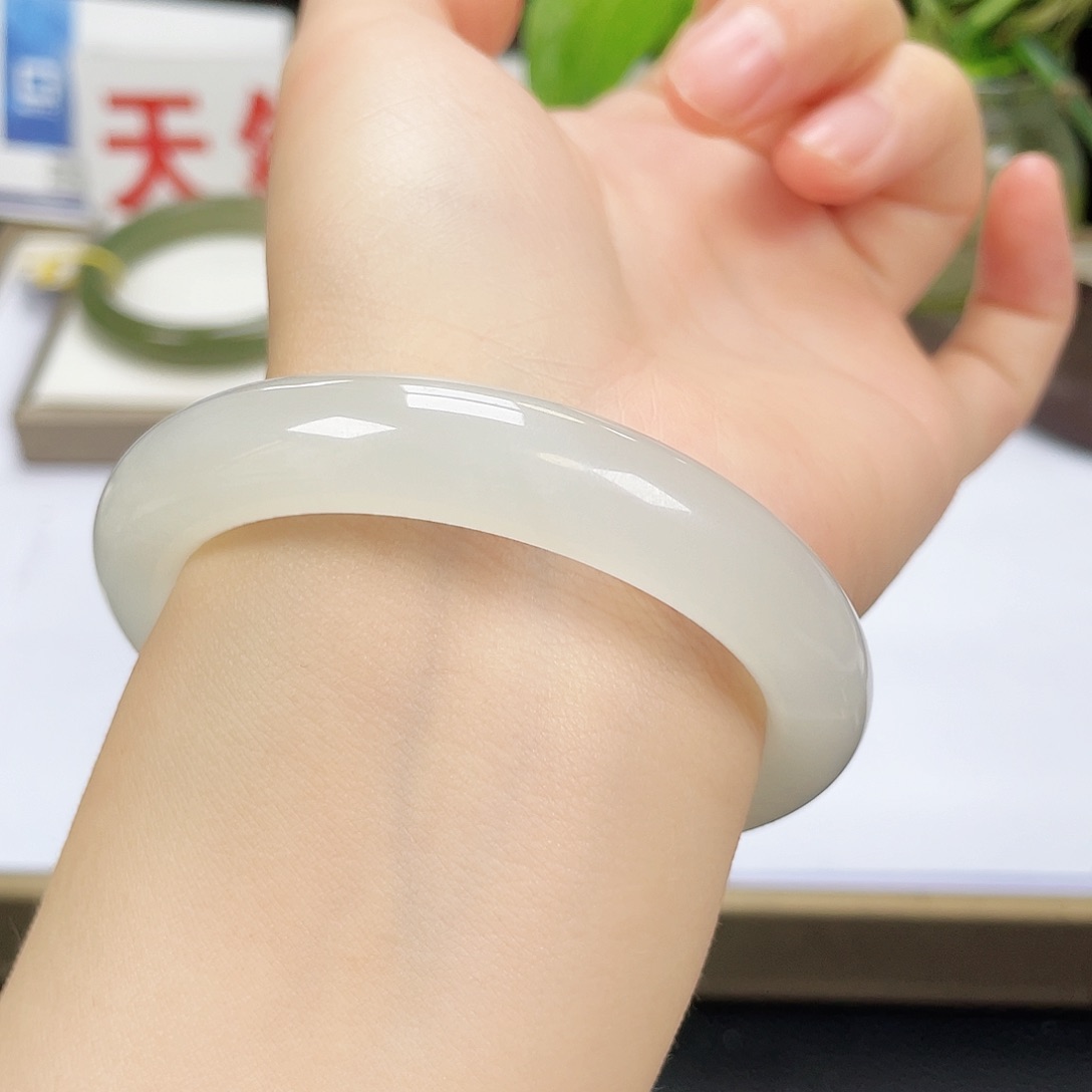 和田玉手镯未镶嵌55/56