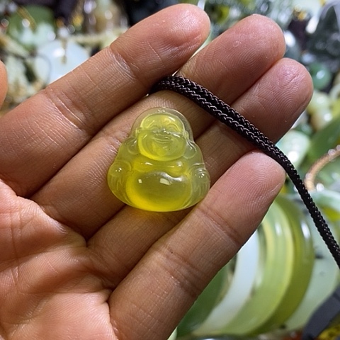 岫玉未镶嵌颈饰一个