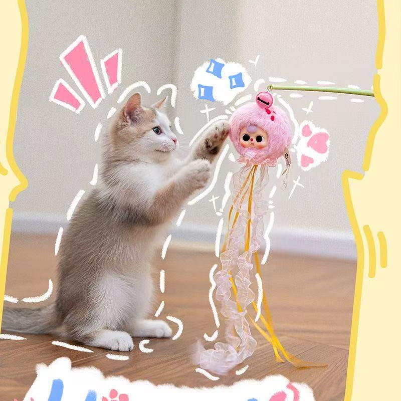 娃三岁逗猫棒