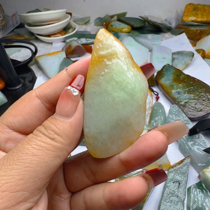 翡翠挂件未镶嵌翡翠