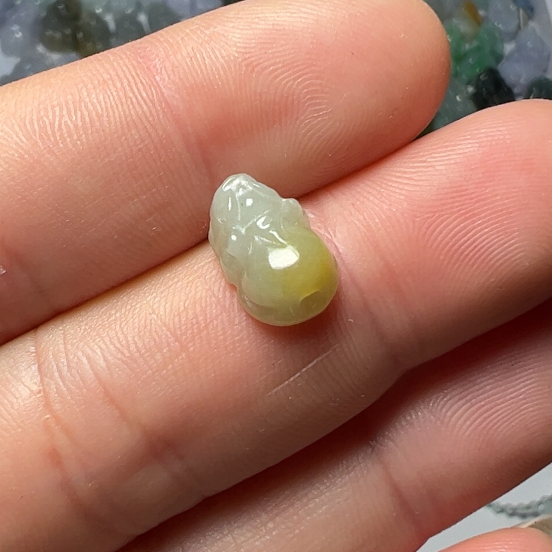 L****翡翠未镶嵌颈饰通孔小貔貅一个100块